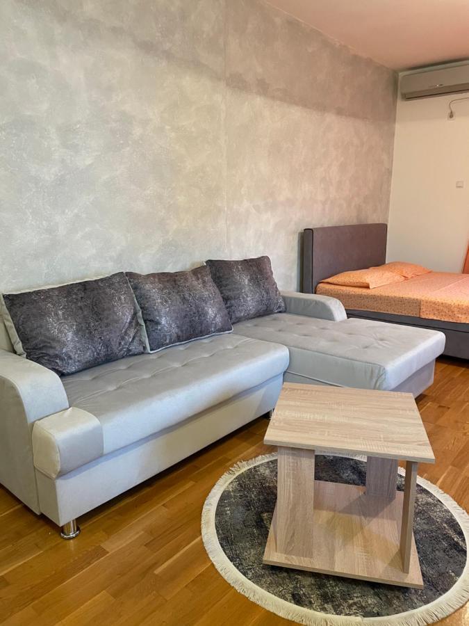 Naki Apartments พอดโกริกา ภายนอก รูปภาพ